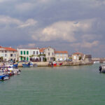 Saint-Martin-de-Ré sur l'île de Ré et son port.