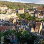 Vue d'Aubusson depuis la colline avec soleil couchant