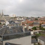 Vue aérienne de la ville de Cholet sous un ciel nuageux