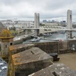 Vue du port de Brest en Bretagne avec son pont typique
