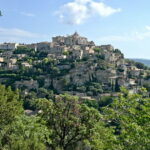 Vue du village de Gordes depuis la crête.