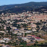 Vue aérienne de Grasse ensoleillée.
