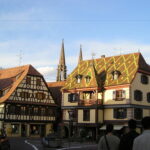 Vue des toits typiques d'Obernai sous le soleil de l'automne