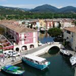 Vue aérienne du port de Port Grimaud et de son joli pont type vénitien