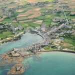 Vue aérienne du port de Barfleur en été avec des bateaux