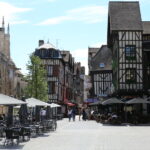 Vue du centre-ville de Troyes. Une terrasse ensoleillée.