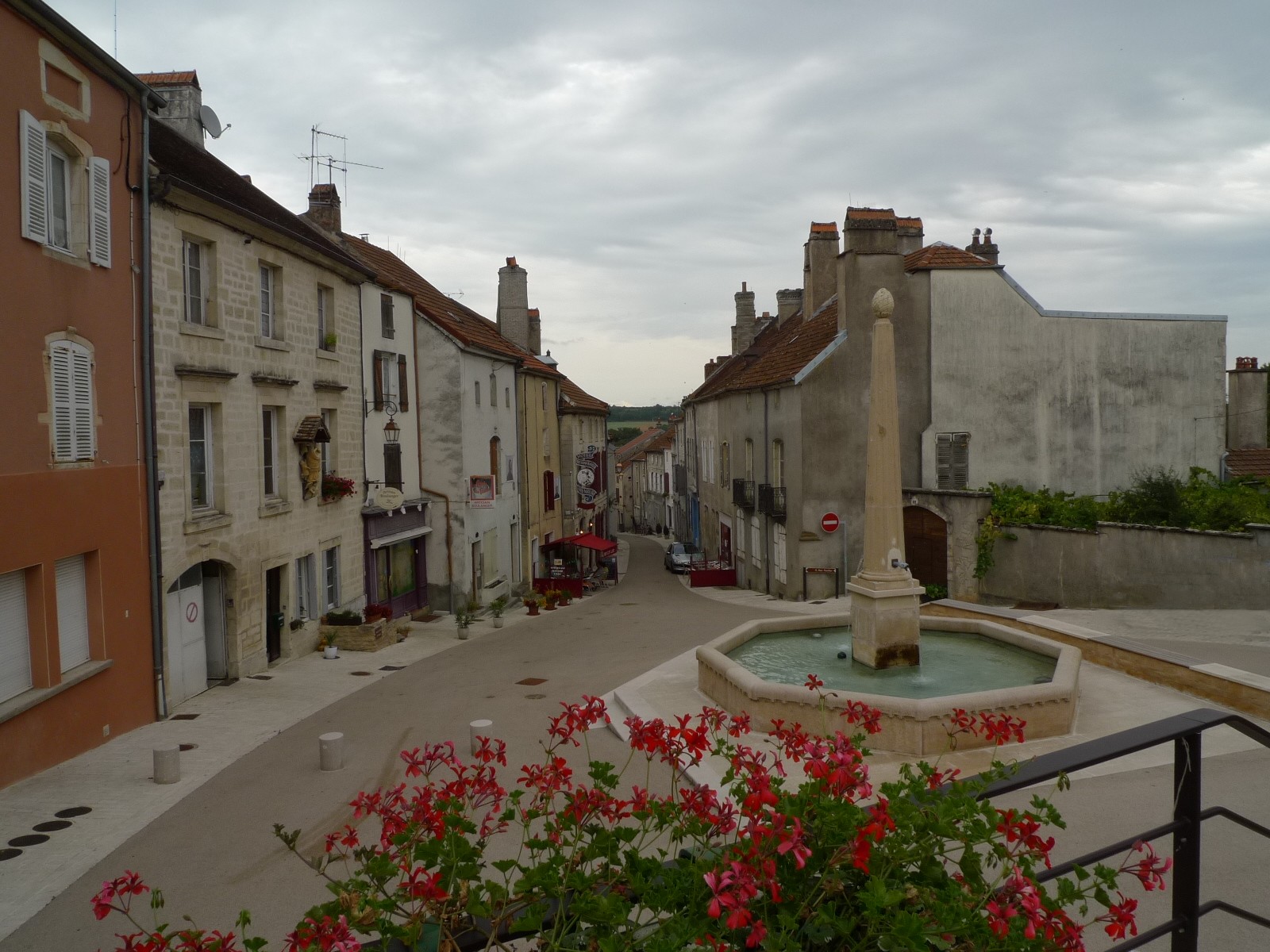 Image de la place de la petite bourgade de Champlitte.