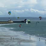 Vue d'une plage du Havre et ses kite-surfs