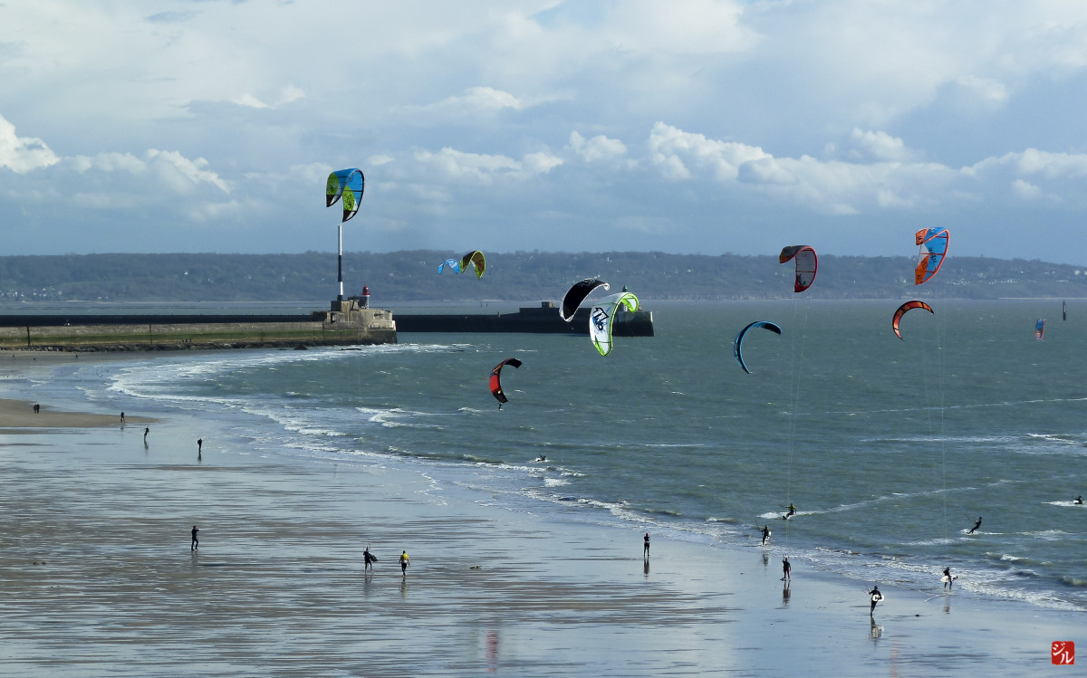 Vue d'une plage du Havre et ses kite-surfs