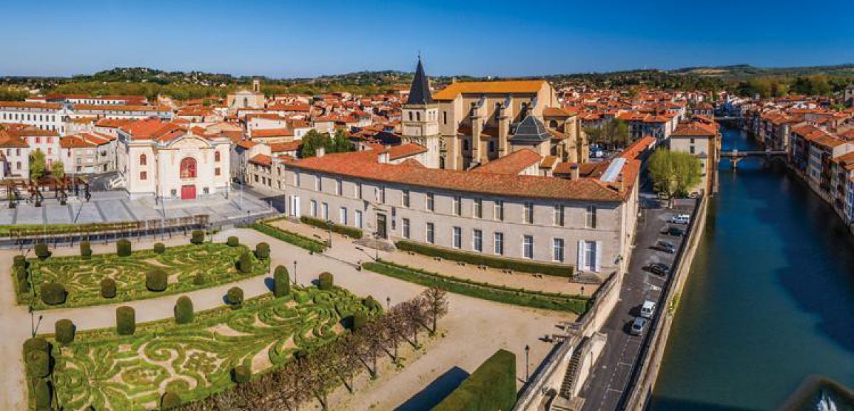 Vue de castres et de l'abbaye Saint Benoit