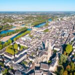 Vue aérienne de la ville de Tours, sa cathédrale et le pont Wilson