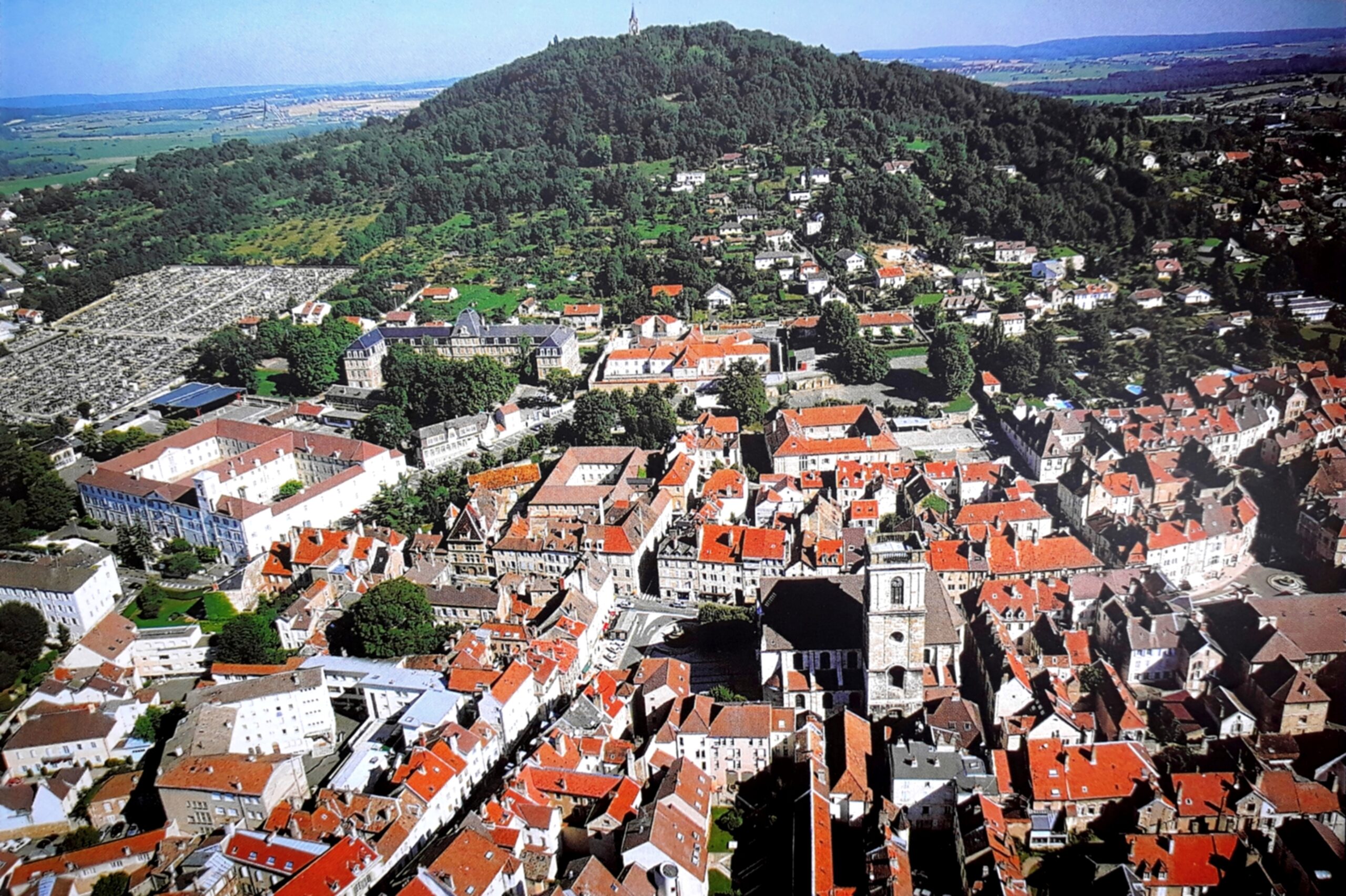 Vue aérienne du vieux Vesoul avec an arrière plan une colline