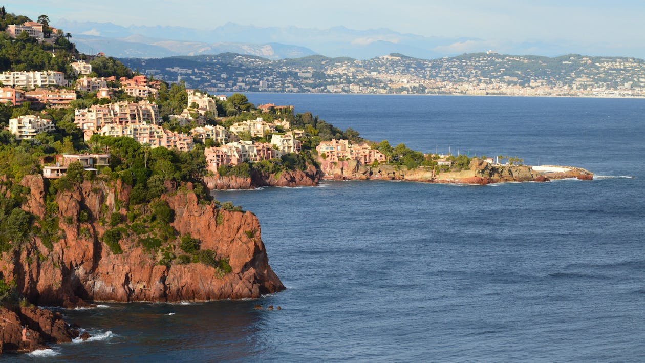Vue de Théoule-sur-Mer depuis la côte