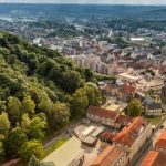 Vue aérienne de Forbach et de immense forêt à la frontière allemande