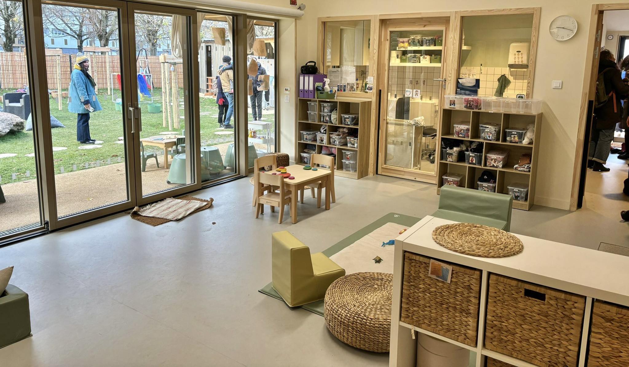 enfants jouent dans cour nature 285m2