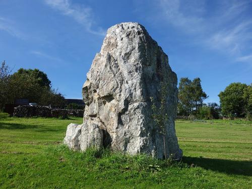 Le menhir nomme  La Dent de Gargantua  a Saint-Suliac - Ille-et-Vilaine - 2017 02